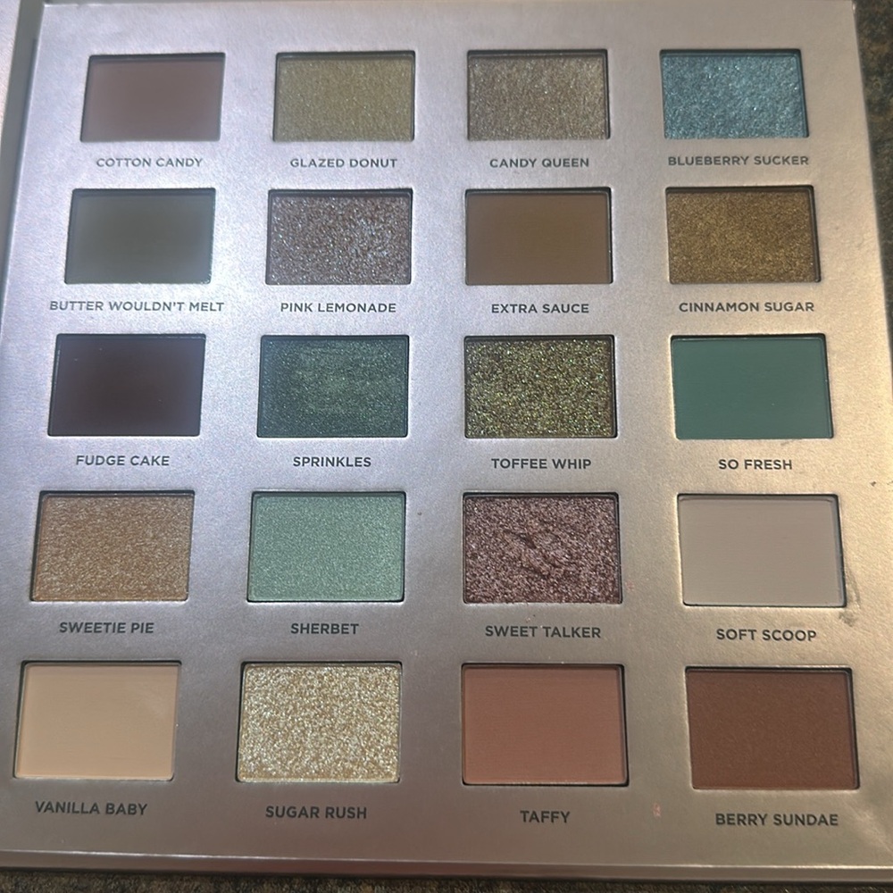 Iconic London: “Treat Yourself” Eyeshadow Palette large - Picture 2 of 8